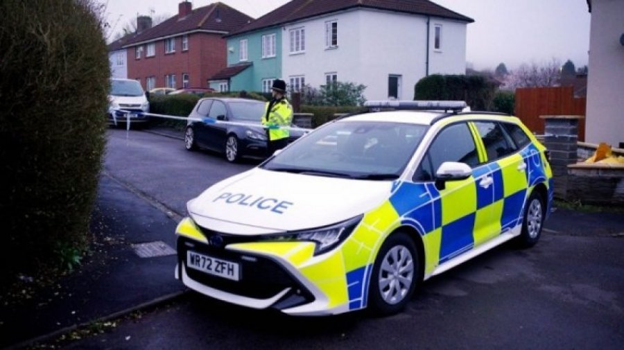 Tragjike në Angli, gjenden të vdekur tre fëmijë të mitur, arrestohet një 42-vjeçare