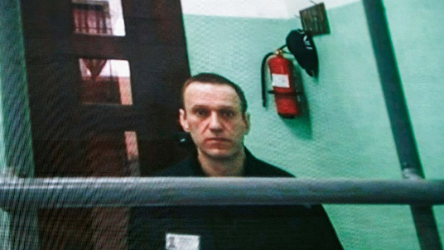 Revista që e nderoi Navalnyn tërhiqet nga tezgat e Moskës