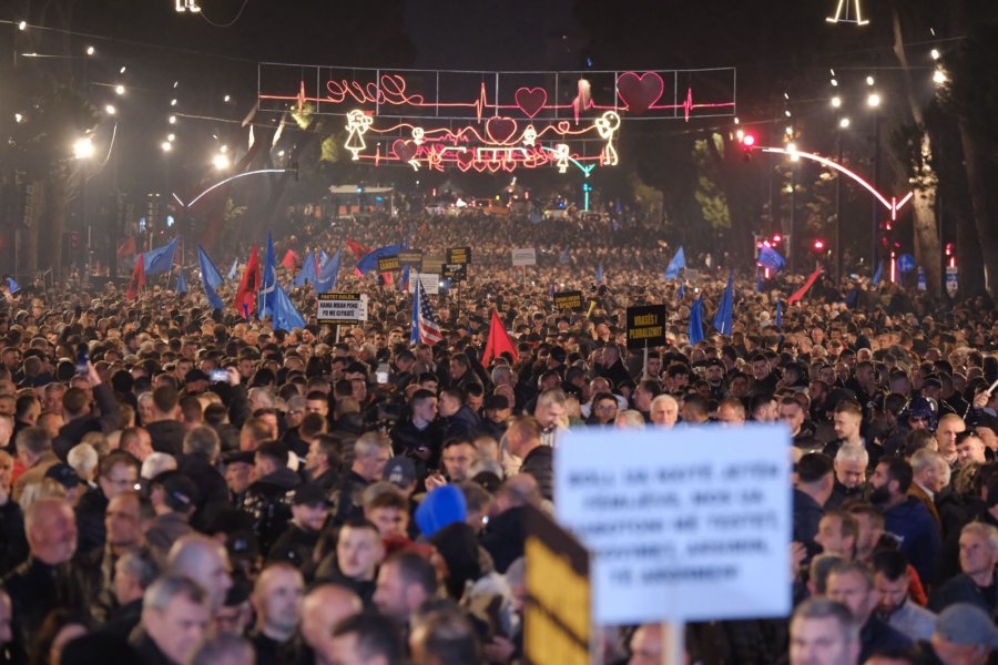 FOTOLAJM/ Mijëra qytetarë i bashkohen thirrjes së opozitës, tejmbushet Bulevardi Dëshmorët e Kombit