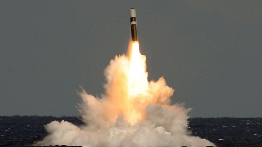 U lëshua nga nëndetësja bërthamore britanike, raketa Trident rrëzohet në oqean