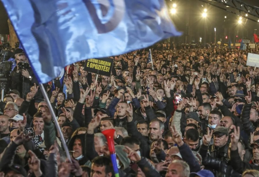 ‘Protesta masive’/ AFP: Akuzat për korrupsion ndaj kryeministrit Rama po tronditin Shqipërinë