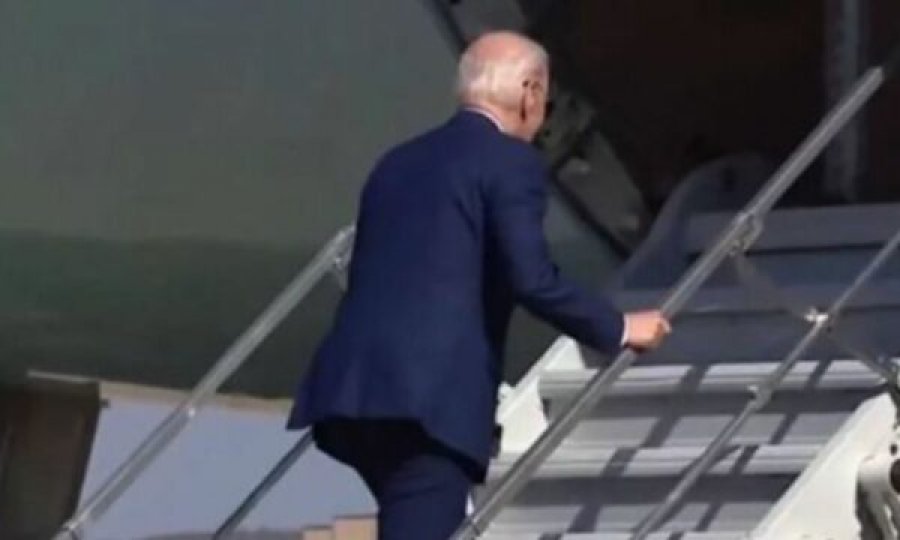 U pengua teksa ngjiste shkallët e avionit, incidenti i Biden bëhet viral