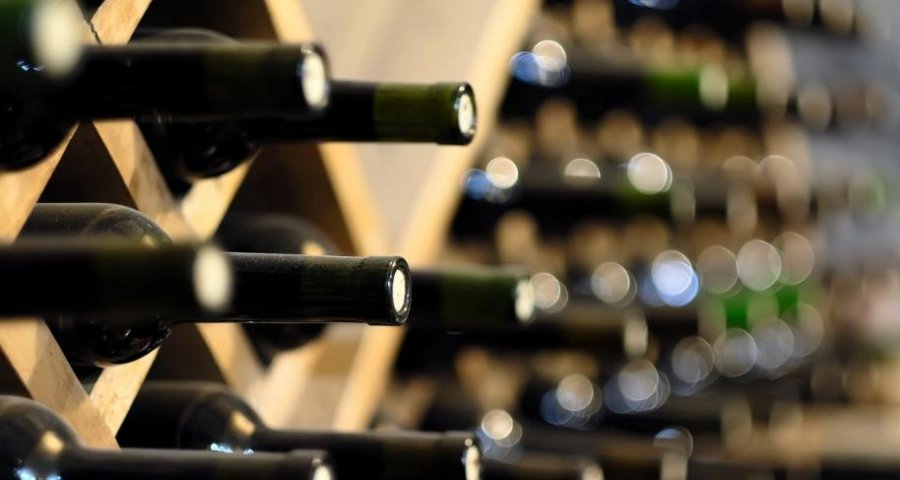 Punëtori bën 'kërdinë' në Francë, vjedh nga bodrumoi verëra me vlerë gjysmë milioni euro