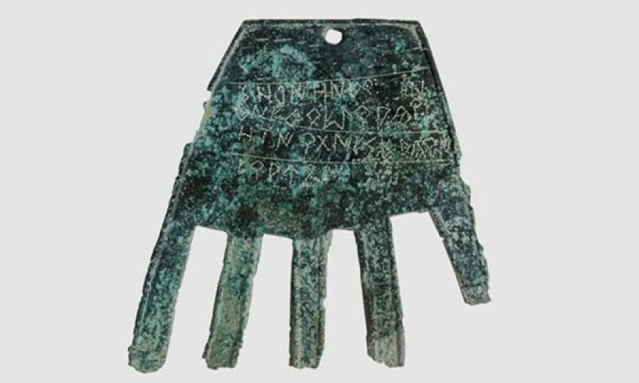 Zbulime të reja rreth simboleve të çuditshme në një dorë bronzi 2000-vjeçare