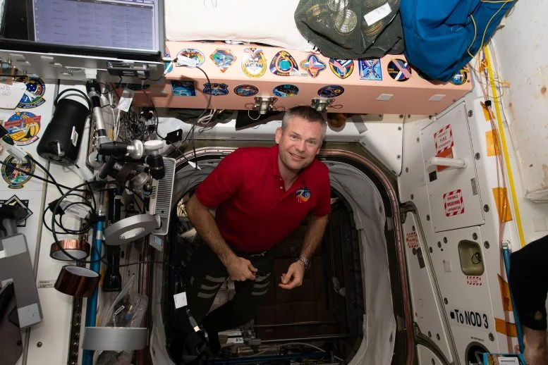Ekuipazhi i Stacionit Hapësinor teston kostumin 'Anti-gravitet'