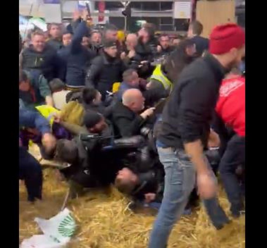 Francë, fermerët pushtojnë dhe shkatërrojnë ekspozitën ku mori pjesë Macron