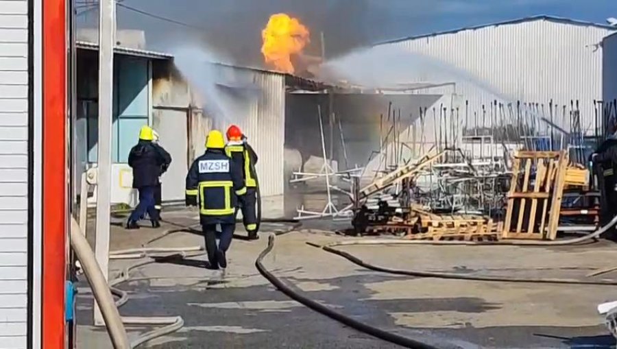 Zjarri përfshin një fabrikë në Durrës 