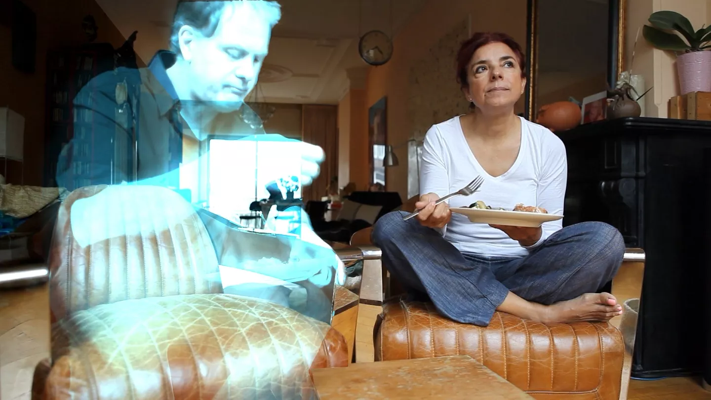 VIDEO/ Artistja spanjolle Alicia Framis, femra e parë që do të martohet me një hologram