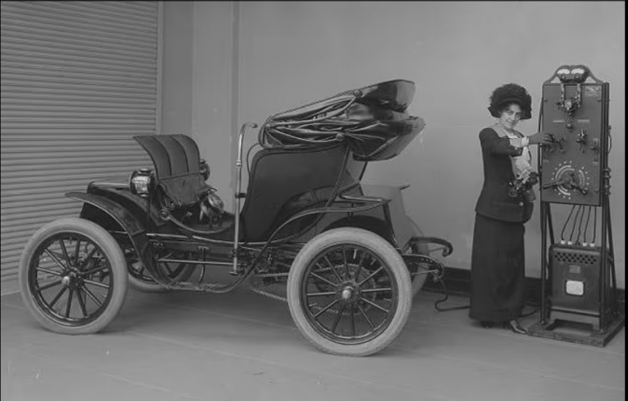 Foto e pabesueshme tregon një grua duke karikuar një makinë ELEKTRIKE 112 vjet më parë 
