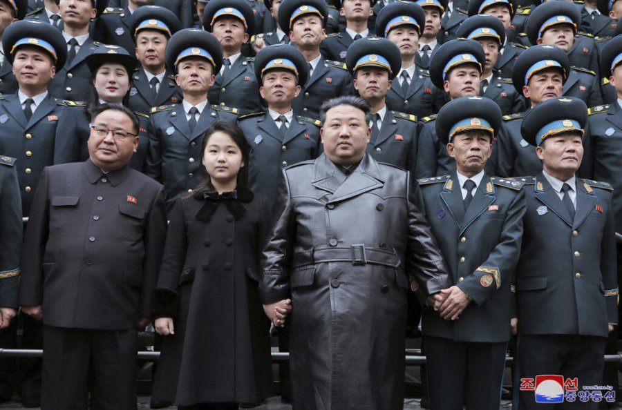 ‘Ajo është trashëgimtari më i mundshëm!’/  Kim Jong Un përgatit vajzën për president