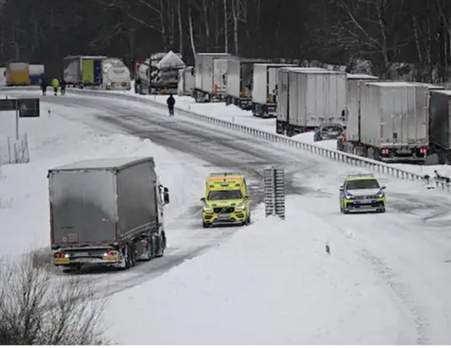 Bllokohen 1000 automjete bllokohen në autostradën e ngrirë në Suedi