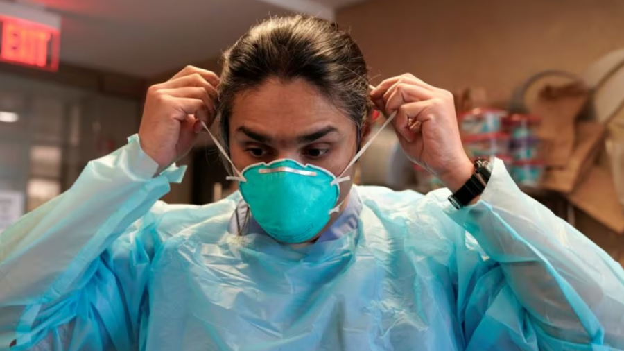 Rritja e rasteve me COVID-19 rikthen bartjen e maskave në disa spitale në SHBA