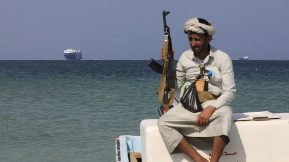 Lufta e Izraelit në Gaza/ Rebelët Huthë paralajmërojnë sulmeve të reja ndaj anijeve në Detin e Kuq