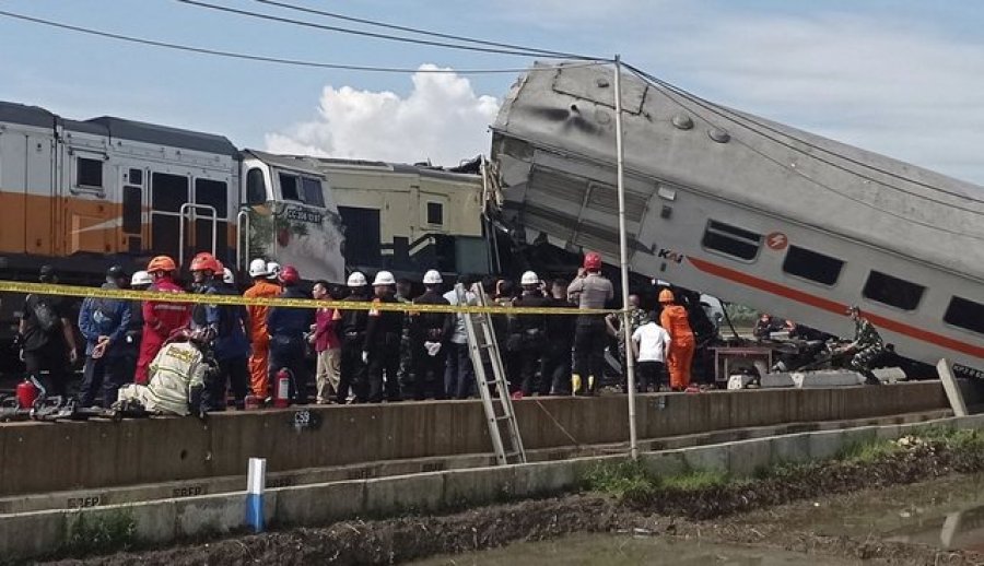 VIDEO/ 3 viktima nga përplasja e trenave në Indonezi, 28 të plagosur