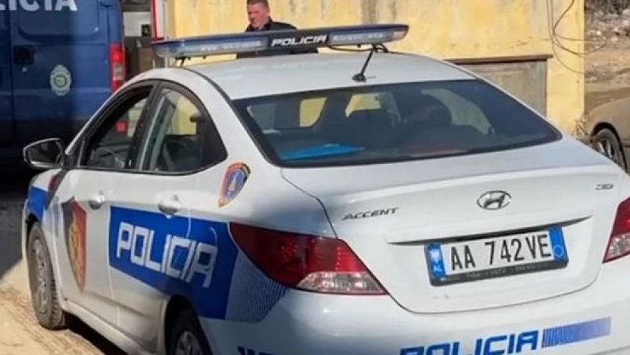 Përplasi makinën me kamionin në aksin Librazhd-Elbasan, arrestohet 20-vjeçari