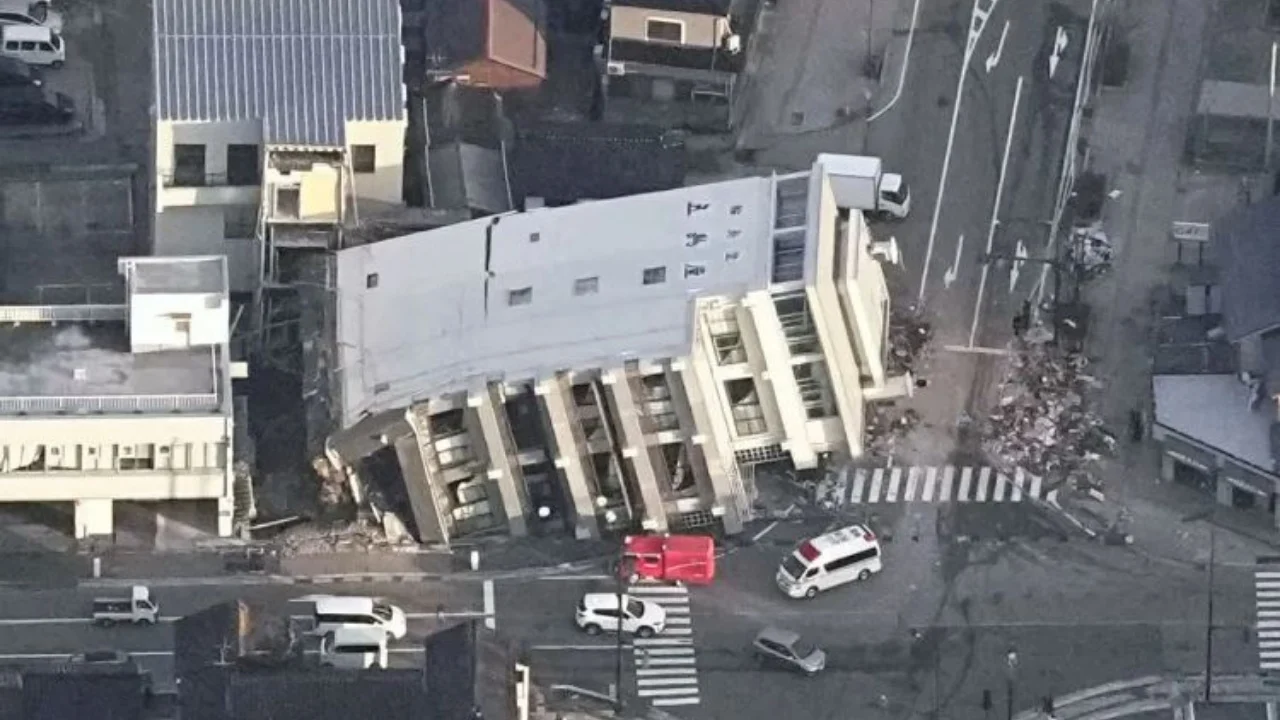Mbyllet 72 orëshi, ekipet nxjerrin nga rrënojat të mbijetuarit e tërmetit në Japoni 