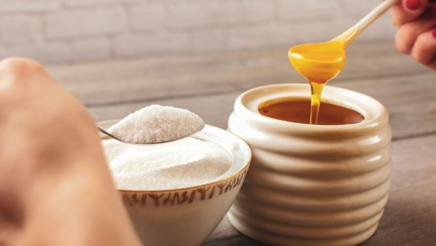 Trajtimi me mjaltë dhe sheqer për një lëkurë që shkëlqen