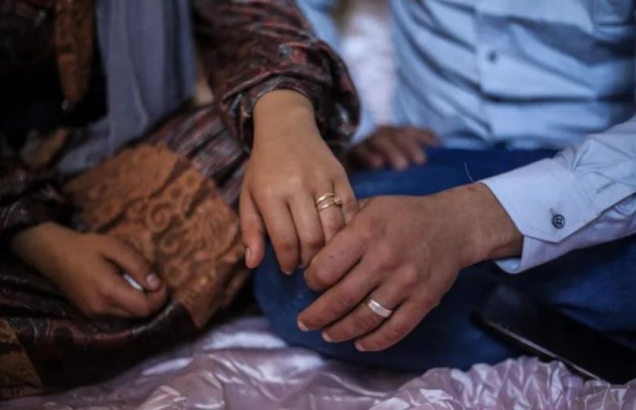 Çifti palestinez martohet në vendstrehimin në Gaza, detaje nga dasma e pazakontë