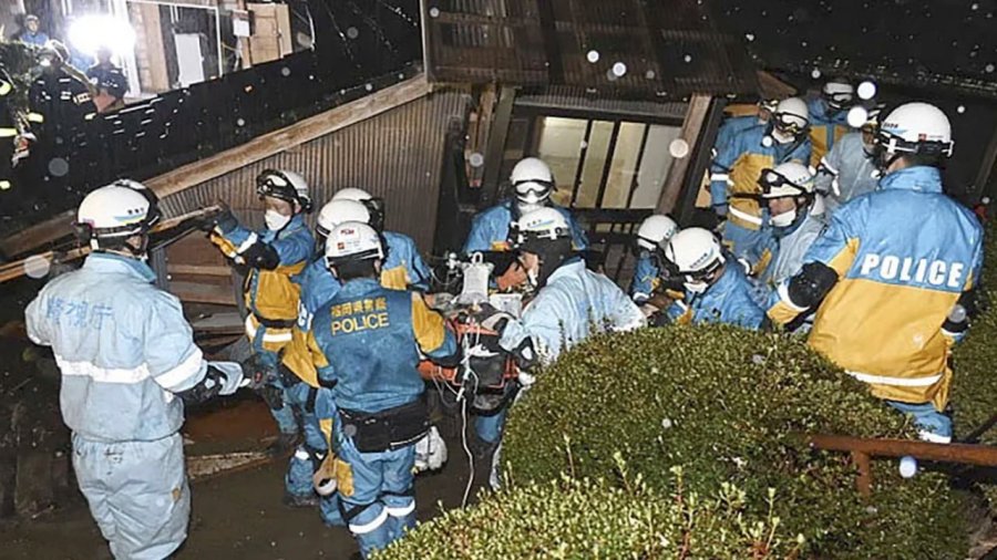 E rrallë në Japoni! 90-vjeçarja nxirret e gjallë nga rrënojat e tërmetit, qëndroi pesë ditë e bllokuar, si u shpëtua 