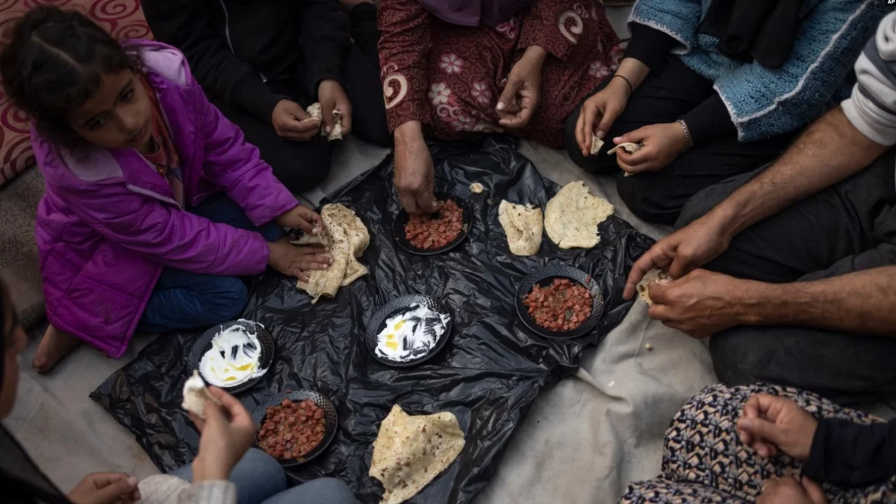 Familjet në Gazë në kërkim të pashpresë të ushqimit dhe ujit