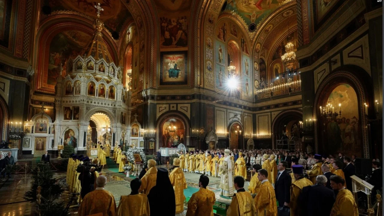 Mes luftës dhe konflikteve, besimtarët ortodoksët festojnë Krishtlindjen