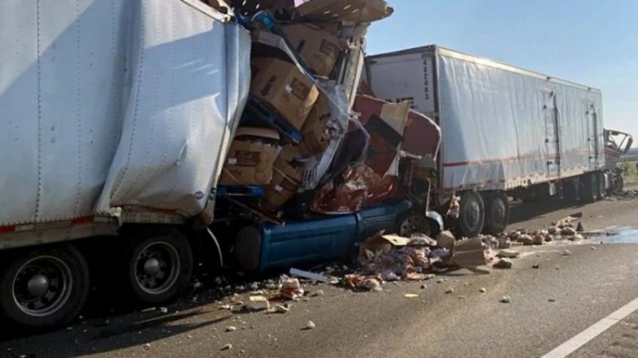 Dy të vdekur dhe disa të lënduar pas një aksidenti ku ishin përfshirë 35 automjete në një autostradë të Kalifornisë