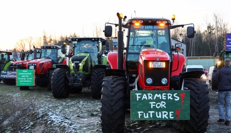 Bujqit gjermanë i bllokojnë rrugët për të protestuar kundër ndaljes së subvencioneve