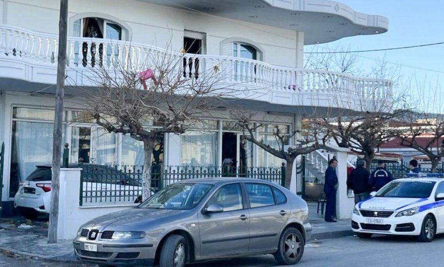 Greqi/ Bashkëshorti lyen me benzinë gruan dhe i vë flakën në prani të fëmijëve