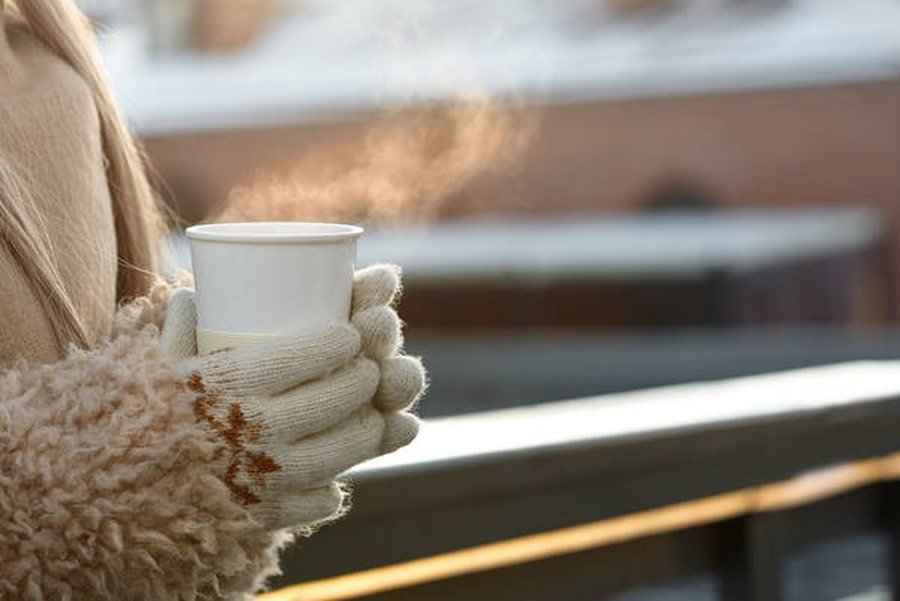 Arsyeja pse nuk duhet të pini kafe në ditë të ftohta! E dinit?