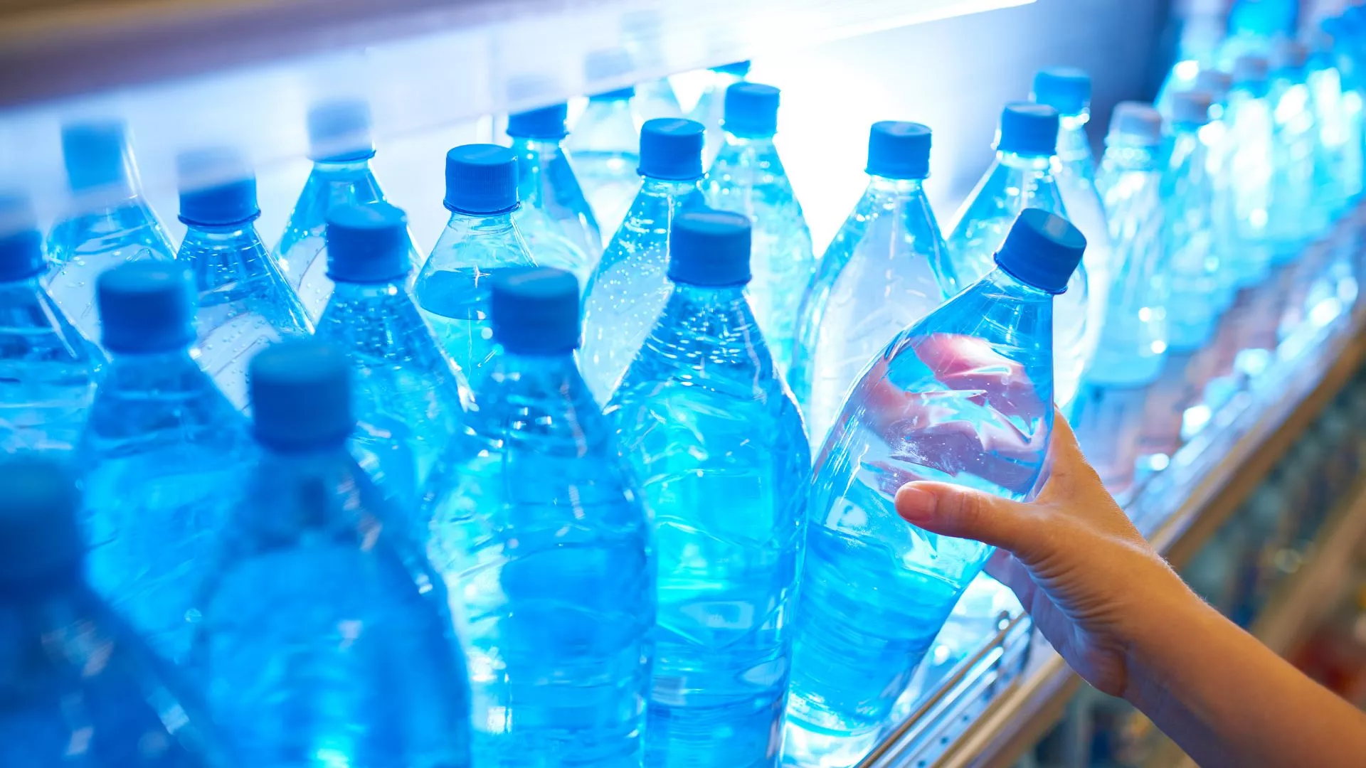 Uji në shishe përmban 100 herë më shumë grimca plastike sesa mendohej