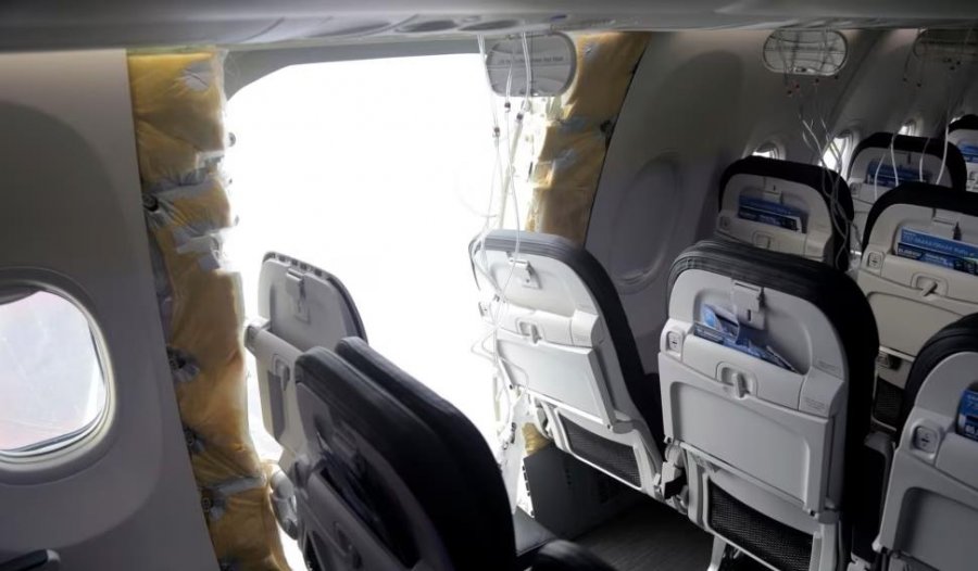 Hetuesit: Derës së avionit Boeing 737 i mungojnë vidat që do e mbanin të fiksuar