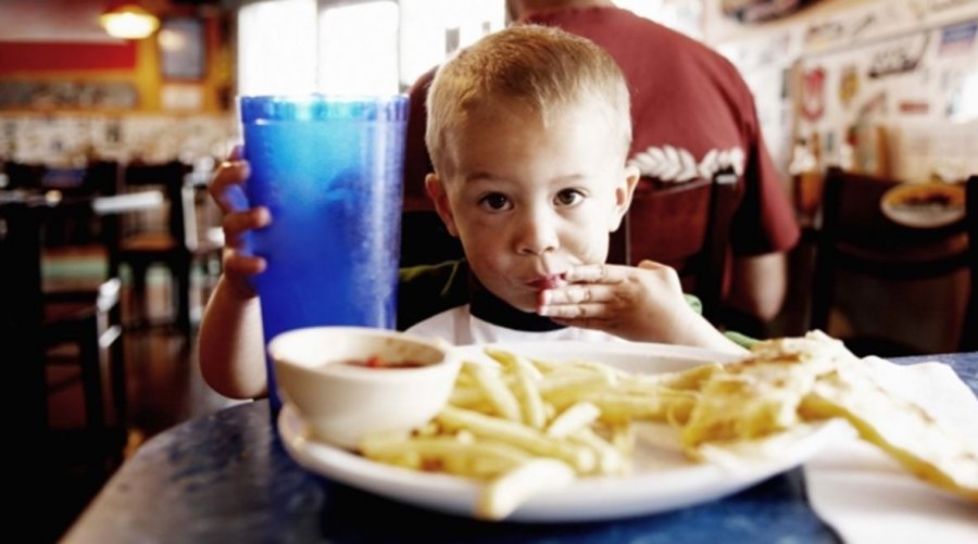Ushqimet e përpunuara shtojnë alergjitë te fëmijët