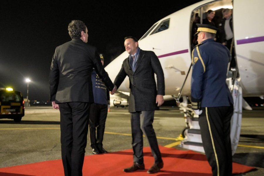 Kryeministri irlandez mbërrin në Kosovë, Kurti e pret në aeroport