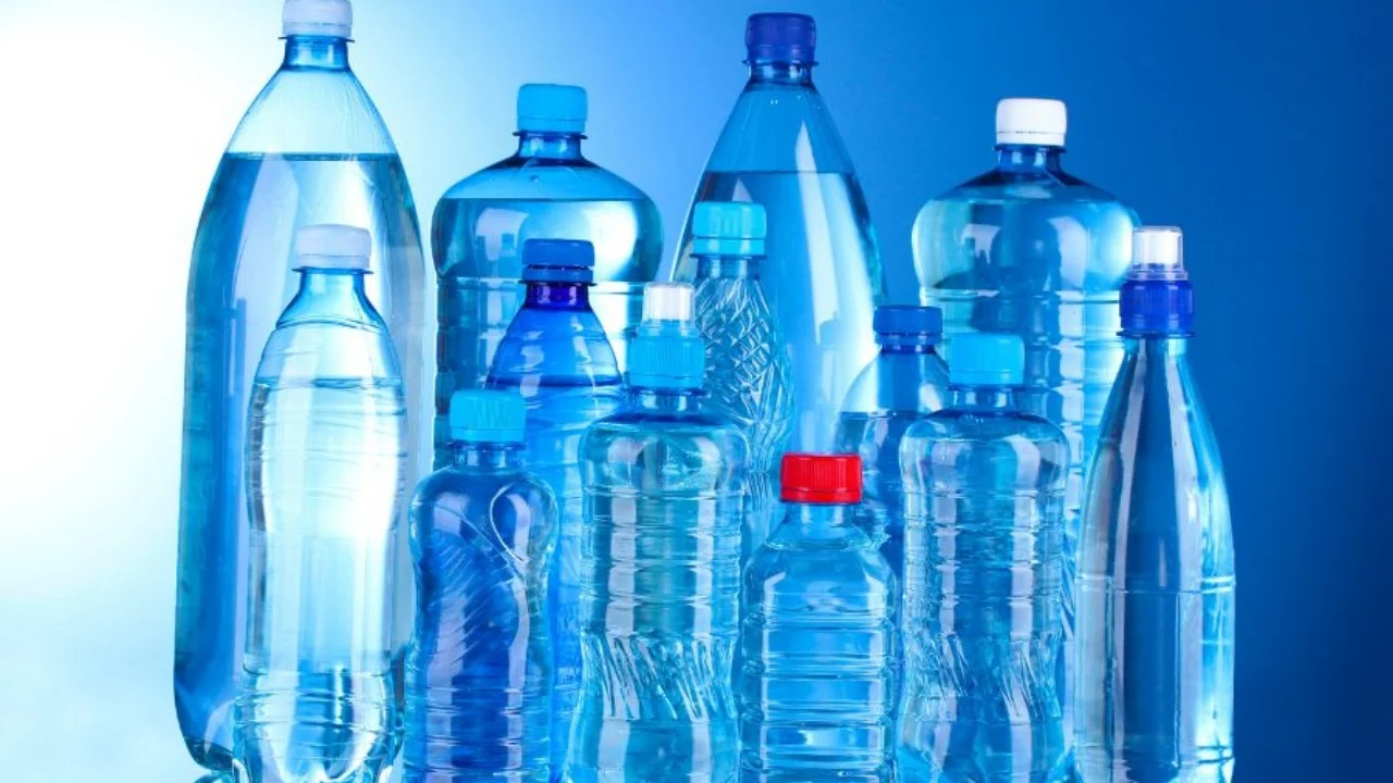 Uji në shishe përmban mesatarisht çerek milion copa nanoplastikë të padukshme! Mund të shkaktojnë kancer