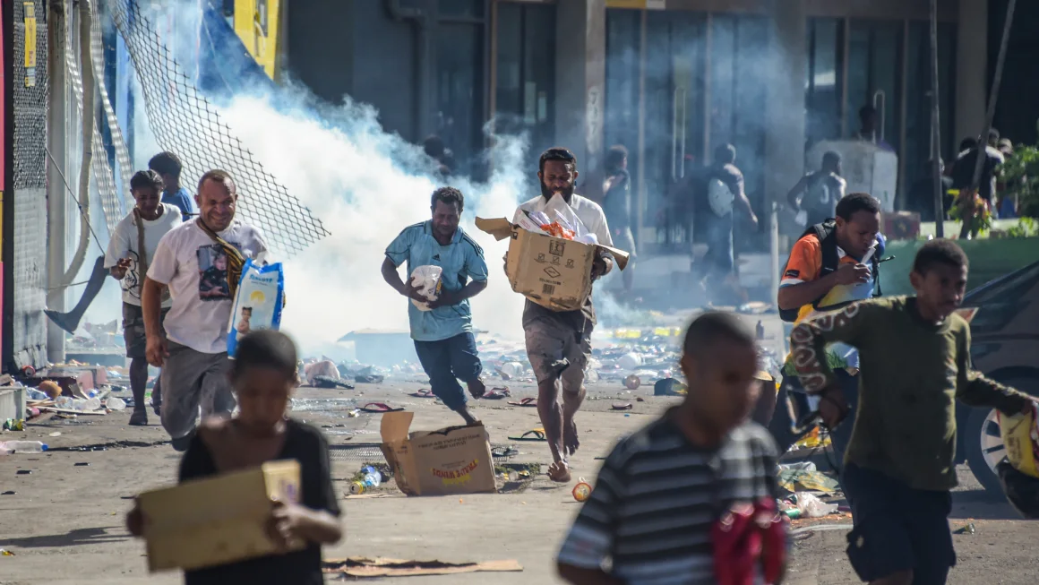 Policët largohen nga puna në shenjë proteste për shkak të pagës së ulët, plasin trazirat në Papua Guinea e Re 