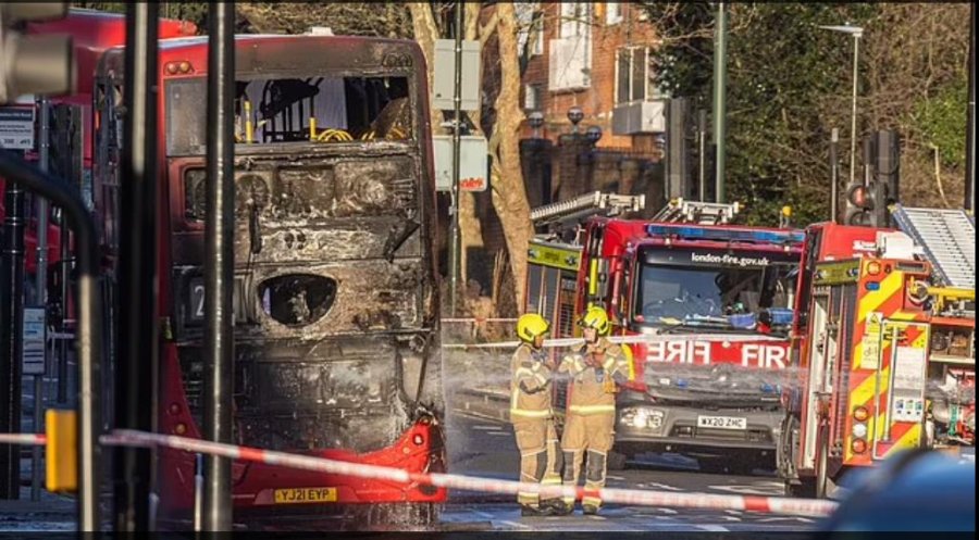 Momenti dramatik kur një autobus elektrik merr flakë në Londër