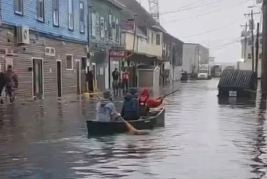 VIDEO/ Përmbytje rekord në SHBA, niveli i ujit arrin në 4 metra