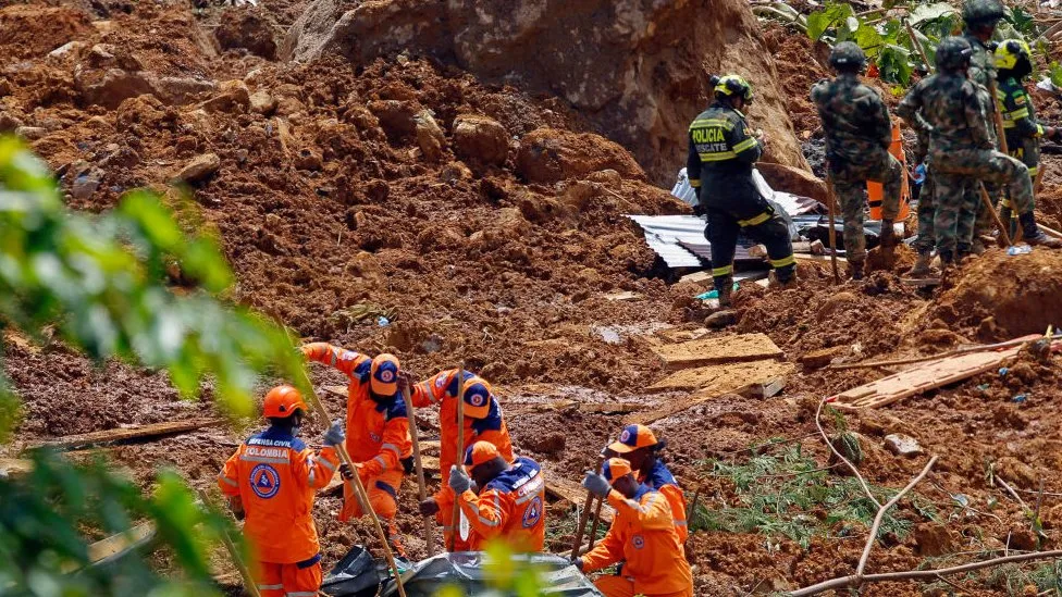 Numri i të vdekurve nga rrëshqitjet e dheut në Kolumbi ka shkuar në 33, ndër ta shumë fëmijët