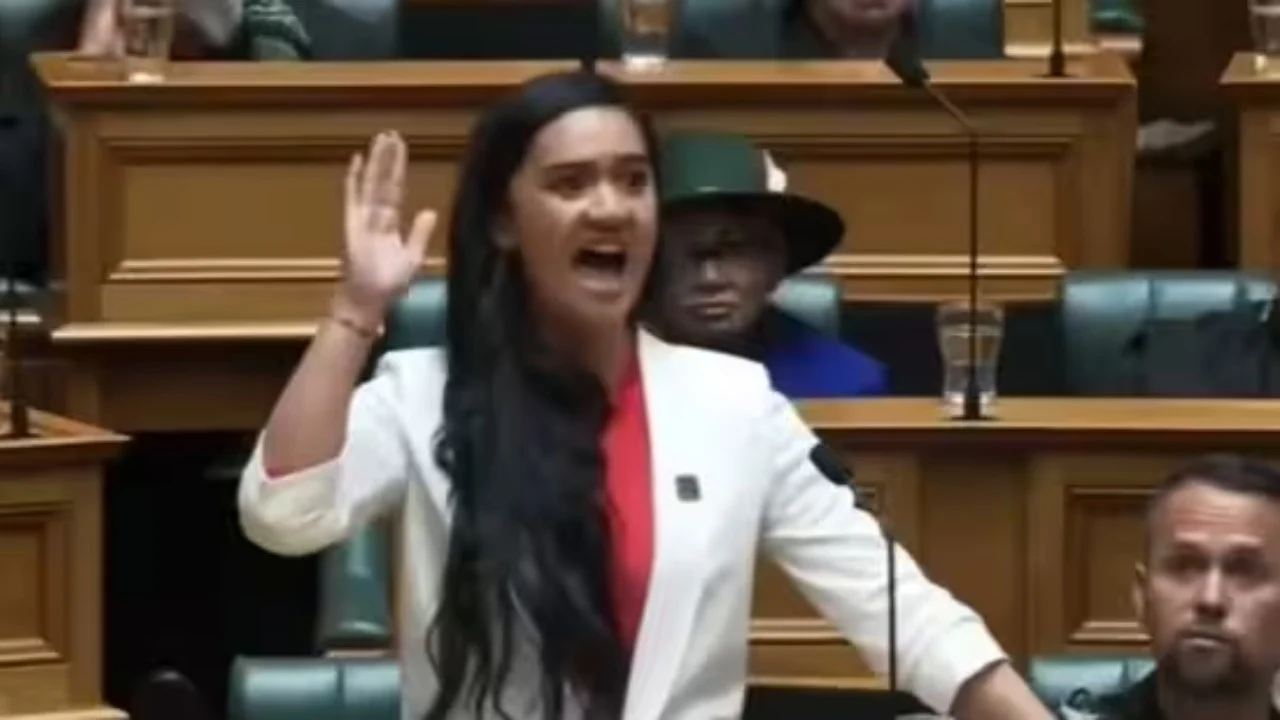 Kreu në Parlament ritin për të nderuar paraardhësit e saj indigjenë, videoja e deputetes në Zelandën e Re bëhet virale