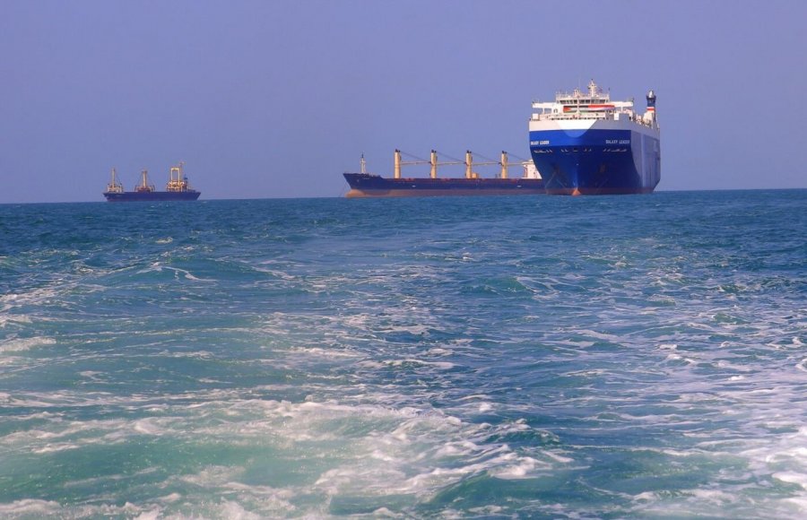 Një anije amerikane goditet nga një raketë e rebelëve të Huthit në Gjirin e Adenit