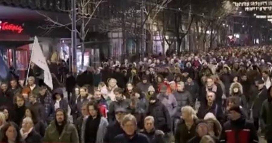 ‘Vuçiç po fshihet pas perdes!’ Mijëra njerëz protestojnë kundër zgjedhjeve në Serbi