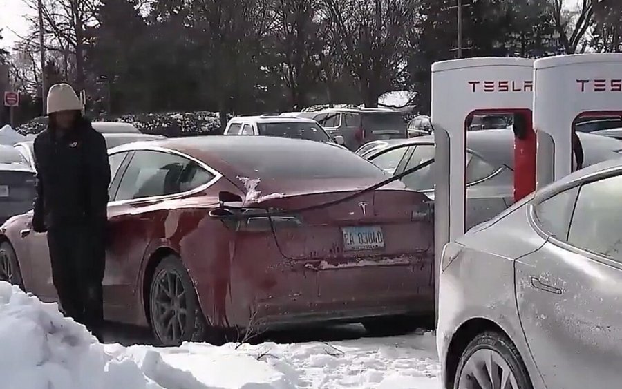 Teslat braktisen në mes të rrugës pasi i ftohti ekstrem shkarkon bateritë