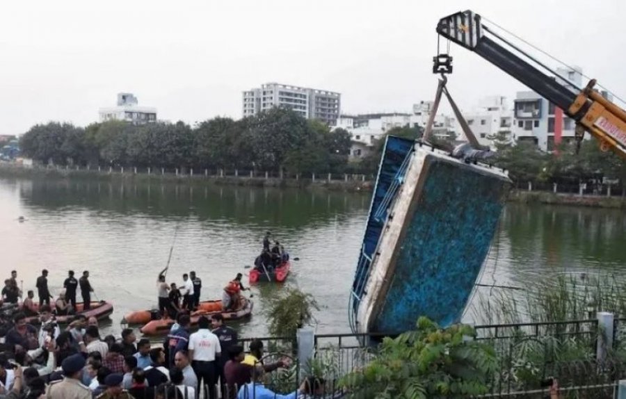 12 të vdekur nga përmbytja varka me nxënës shkolle në Indi 
