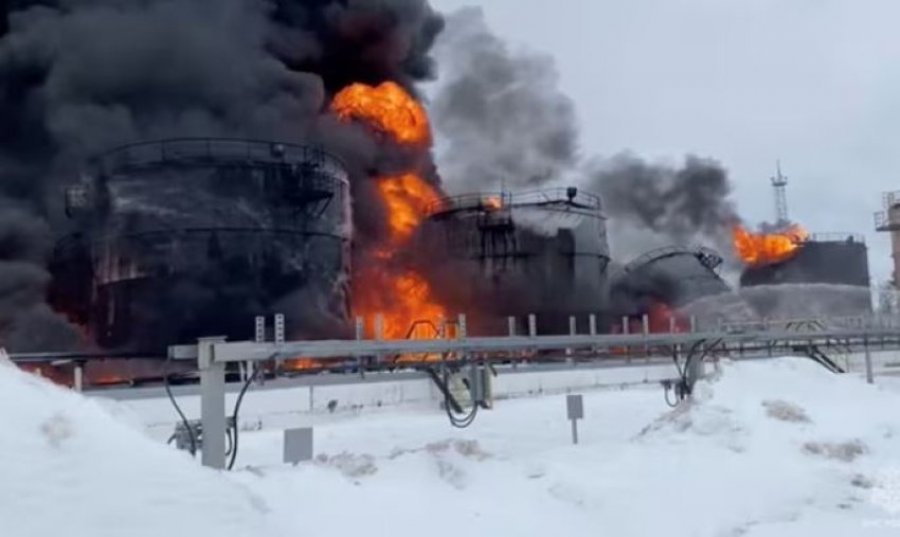 Kievi: Sulmi në depon ruse të naftës është pjesë e një hakmarrjeje ‘të drejtë’