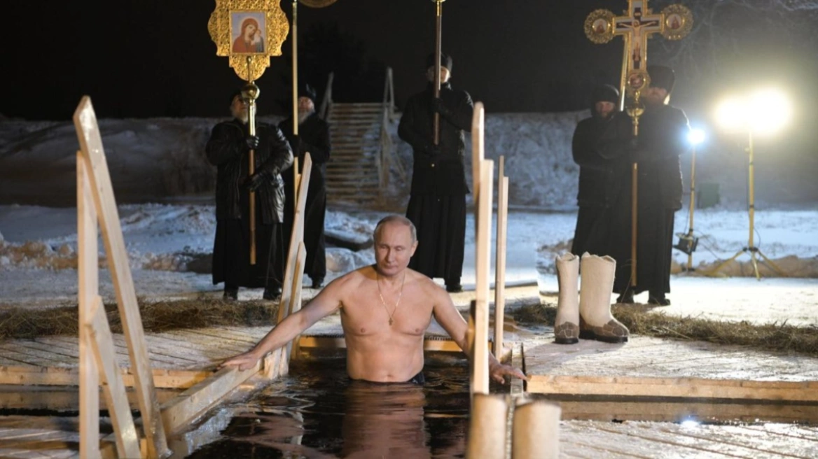  VIDEO/ Putin zhytet në ujërat e akullta, nderon traditën për festën e Epifanisë