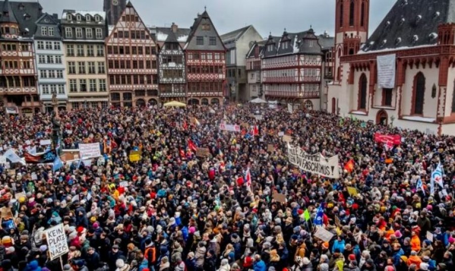 Protestë masive në Gjermani kundër ekstremit të djathtë, dhjetëra mijëra njerëz marshojnë në Frankfurt