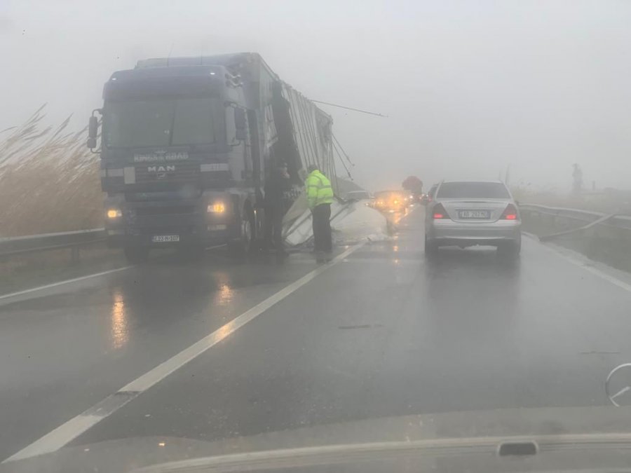Erëra të forta në Lezhë, dëmtohet kamioni