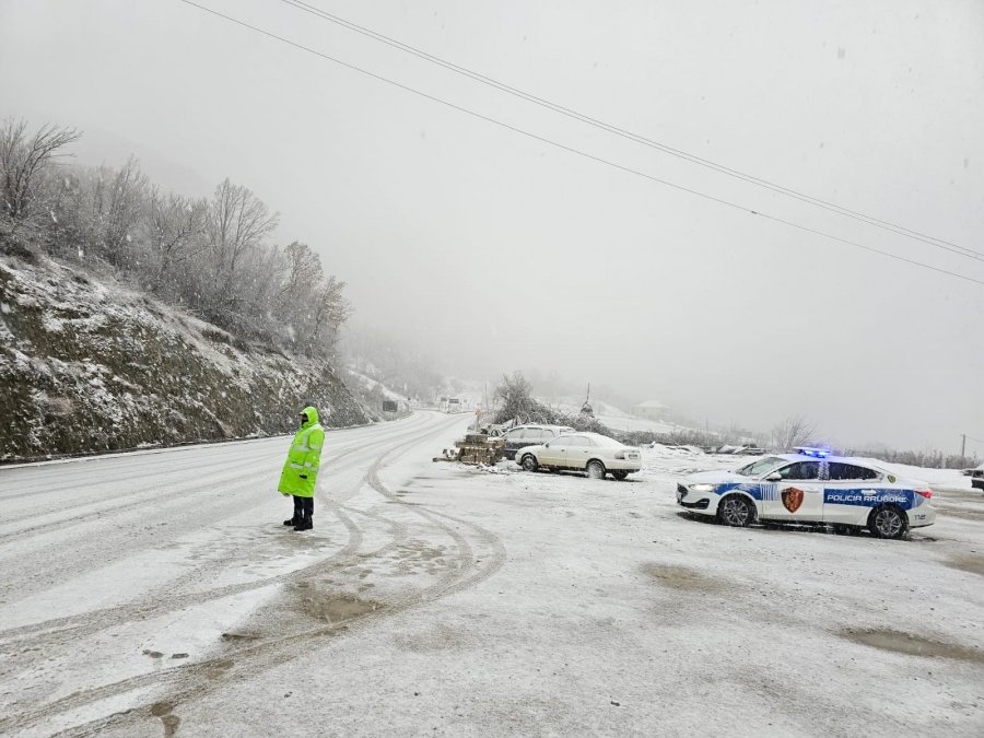 Reshjet e dendura të borës, bllokohet rruga në Qafë Murrizë