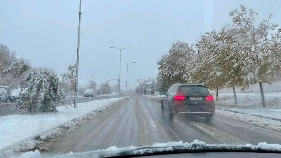 Kosova përfshihet nga reshjet e dëborës! Të gjitha rrugët të kalueshme, Durmishi apel shoferëve