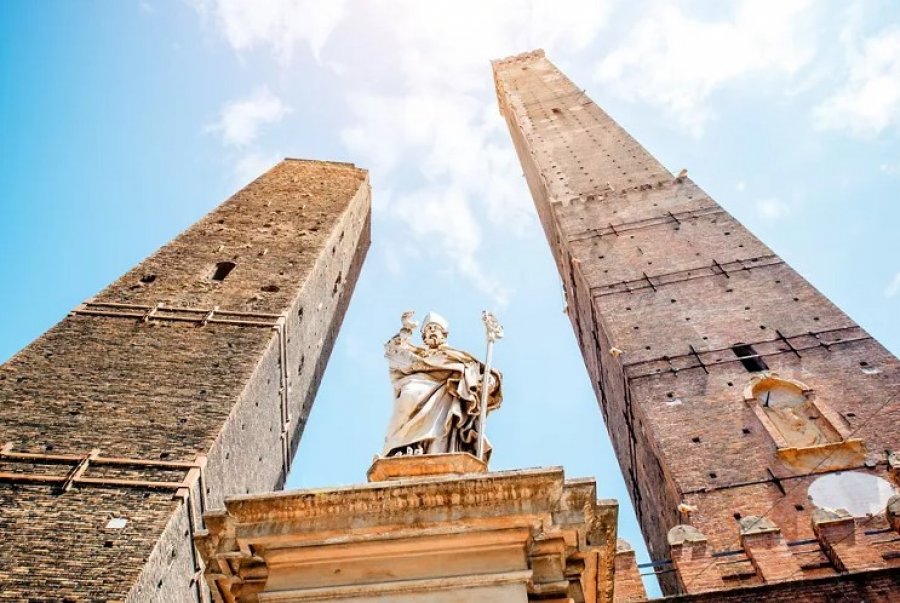 Kulla e Bolonjës përkulet si ajo e Pizës, qytetarët mbledhin fondet për ndërhyrje